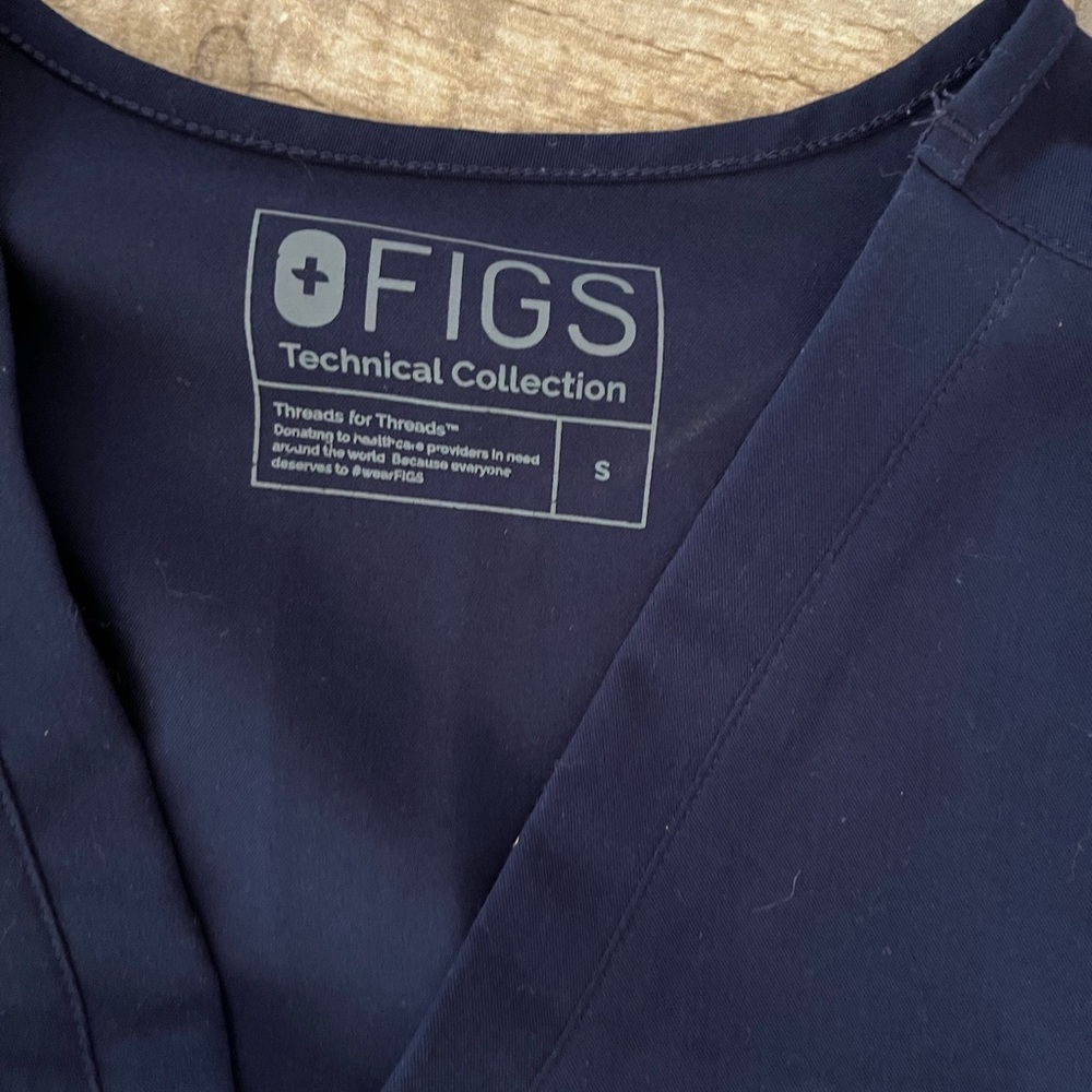 Figs scrubs- navy blue. Pants & top size small